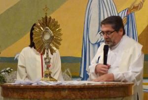Momento de adoração Eucarística para as Santas missões Populares reúne fiéis no SCJ