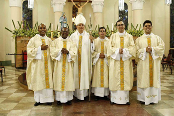 Diocese acolhe 5 novos diáconos no clero