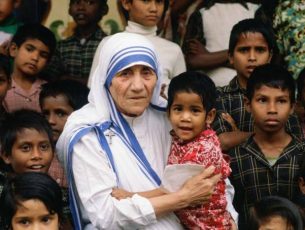 Hábito de Madre Teresa vira marca registrada para evitar uso impróprio
